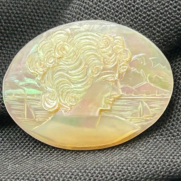 Pair of Vintage Mother of Pearl Cameo's - Picture 1 of 3